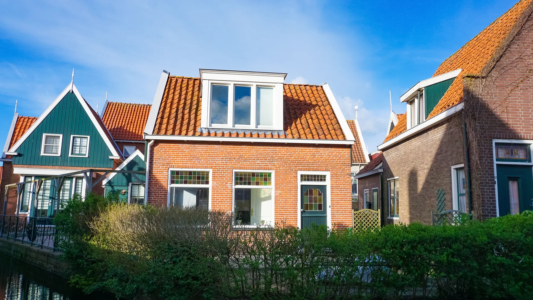 Karakteristieke Nederlandse woning met glas-in-lood