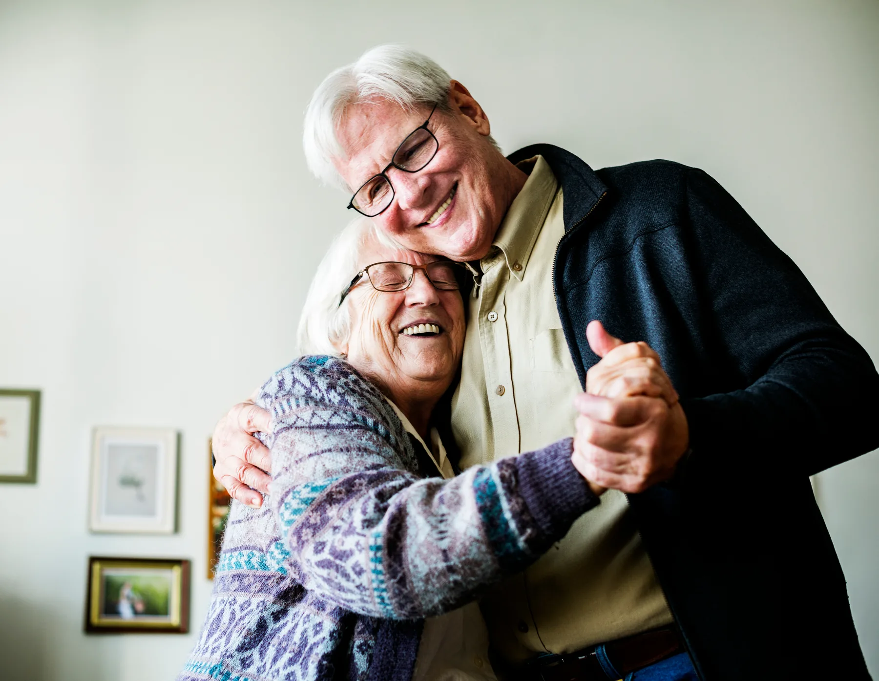 Ouder stel danst in hun eigen woonkamer